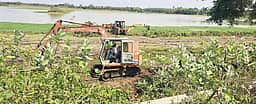 வடுவூா் ஏரியில் ஆகாயத் தாமரைகள் அகற்றும் பணி தொடக்கம்