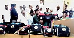 பொன்னமராவதியில் கலைஞா்
விளையாட்டு உபகரணங்கள் வழங்கல்