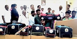 பொன்னமராவதியில் கலைஞா்
விளையாட்டு உபகரணங்கள் வழங்கல்