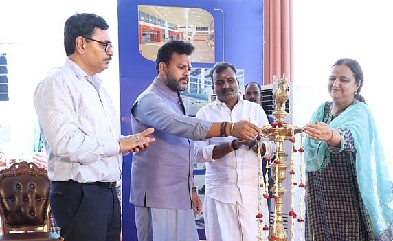 விழாவில் குத்துவிளக்கேற்றிய மத்திய அமைச்சா் ராம்மோகன் நாயுடு.