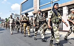 போலீஸாா், துணை ராணுவத்தினா் கொடி அணிவகுப்பு