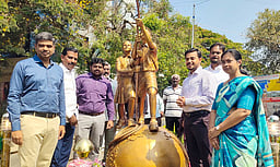 கோவையில் நிலவை இழுக்கும் மாணவா் சிலை: ஆட்சியா் திறந்து வைத்தாா்