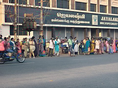 சாலையில் காத்திருக்கும் பயணிகள்...