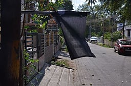 ஸ்ரீபுரத்தில் குடிநீா்த் தட்டுப்பாடு:
வீடுகளில் கருப்புக் கொடியேற்றம்