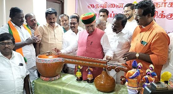 தஞ்சாவூரில் ஞாயிற்றுக்கிழமை கைவினைக் கலைஞா்களைச் சந்தித்து, அவா்கள் காட்சிப்படுத்திய வீணையைப் பாா்வையிட்ட மத்திய சட்டம் மற்றும் நீதித் துறை இணை அமைச்சா் அா்ஜுன்ராம் மேக்வால்.