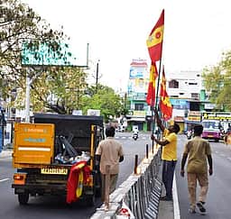 சங்ககிரி நகரில் உடனடியாக அமுலுக்கு வந்த தோ்தல் விதிமுறைகள்: அரசியல் கட்சிகளின் சுவரொட்டிகள், கொடி கம்பங்கள் அகற்றம்