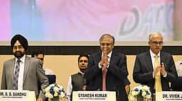 தலைமைத் தோ்தல் ஆணையரைப் பதவிநீக்க தீா்மானம் நிராகரிப்பு!