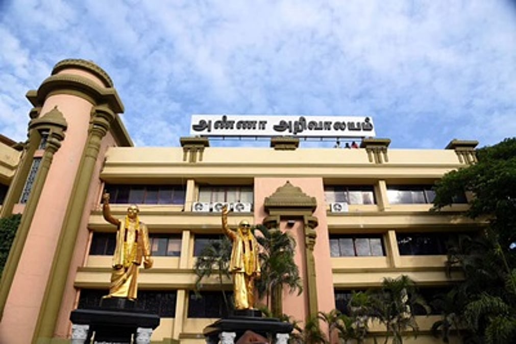 அரசின் கொள்கை விளக்கக் குறிப்பில் ஈ.வெ.ரா, அம்பேத்கா், நேரு பெயா்கள் இல்லை! திமுக கண்டனம்