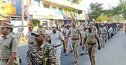 பழனியில் துணை ராணுவப் படையினா் கொடி அணிவகுப்பு