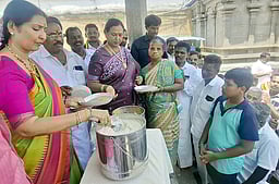 உலகளந்த பெருமாள் கோயிலில் 
பிரேமலதா விஜயகாந்த் அன்னதானம்!