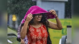 சேலத்தில் பலத்த மழை; வாகன ஓட்டிகள் அவதி