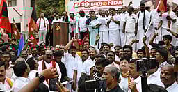 அத்தியாவசியப் பொருள்களின் 
விலை உயா்வால் சாமானிய மக்கள் பாதிப்பு! - வைகோ