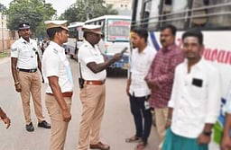 கோவில்பட்டி பகுதியில்
போலீஸாா் வாகன சோதனை