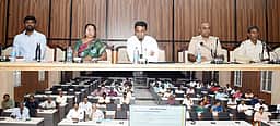 அரசியில் கட்சிகளின் விளம்பரங்களை அகற்றவேண்டும்: கள்ளக்குறிச்சி ஆட்சியா்
