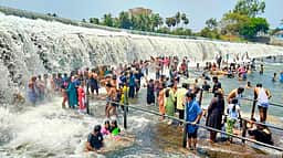 கொடிவேரி தடுப்பணையில் குவிந்த சுற்றுலாப் பயணிகள்