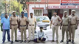 சோதனைச் சாவடியில் காவலரை இடித்து இழுத்துச் சென்ற குட்கா கடத்திய காா் ஓட்டுநா் கைது