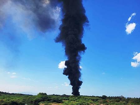 வானுயர எழுந்த கரும்புகை.