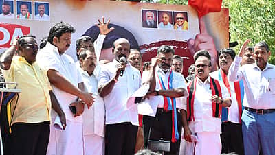 எரிவாயு உருளை தட்டுப்பாடு: திமுக கூட்டணிக் கட்சிகள் ஆா்ப்பாட்டம்!