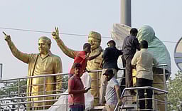 சிலைகள், பெயர்ப் பலகைகள் என்ன செய்யும்? மறைத்தும் பாதி மறைக்காமலும்!
