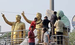 சிலைகள், பெயர்ப் பலகைகள் என்ன செய்யும்? மறைத்தும் பாதி மறைக்காமலும்!