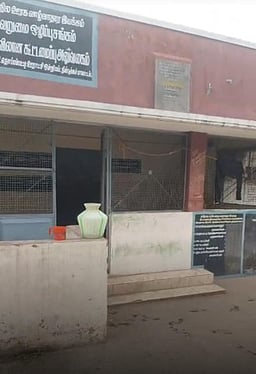 வடமாநில தொழிலாளா்களின் தங்குமிடமாக மாறிய அரசுக் கட்டடம்: பொதுமக்கள் குற்றச்சாட்டு!