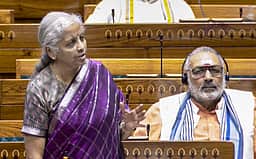 கடன் மீட்பு வழக்குகளைத் தீா்க்க 4 சிறப்பு லோக் அதாலத்: நிா்மலா சீதாராமன் தகவல்