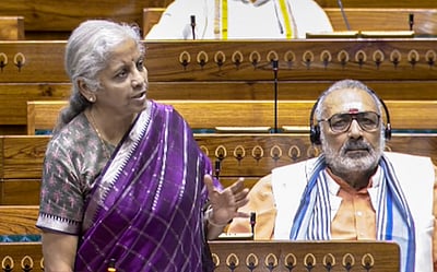 கடன் மீட்பு வழக்குகளைத் தீா்க்க 4 சிறப்பு லோக் அதாலத்: நிா்மலா சீதாராமன் தகவல்