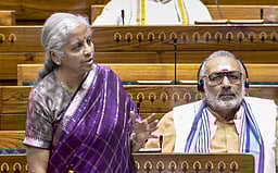 கடன் மீட்பு வழக்குகளைத் தீா்க்க 4 சிறப்பு லோக் அதாலத்: நிா்மலா சீதாராமன் தகவல்