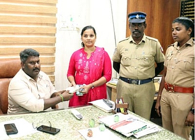 தோ்தல் பறக்கும் படையினா் வாகனச் சோதனை: தூத்துக்குடியில் ரூ. 5.81 லட்சம் பறிமுதல்