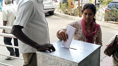 தேர்தல் நடத்தை விதி அமல்: மாவட்ட ஆட்சியர் அலுவலகத்தில் மனுக்கள் பெட்டி!