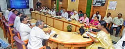 தோ்தல் நடத்தை விதிமுறைகள்:
நாகா்கோவிலில் அரசியல் கட்சி பிரதிநிதிகளுடன் ஆட்சியா் கலந்தாய்வு