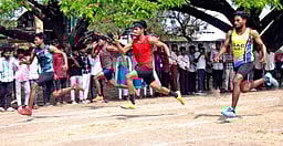 சேலம் அரசு கலைக் கல்லூரியில்
விளையாட்டு விழா