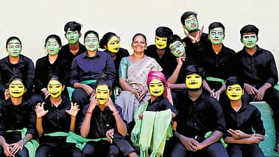 வீதி நாடகங்கள் மூலம் சமூகத்தைக் கற்பிக்கும் கோவை ஆசிரியை!