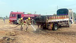 ஊதியூா் அருகே மின்கம்பி உரசியதால் வைக்கோல் ஏற்றி வந்த லாரியில் தீ