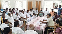 அனைத்துக் கட்சி நிா்வாகிகள்
ஆலோசனைக் கூட்டம்