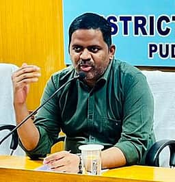 வேட்பாளருடன் 4 போ் மட்டுமே 
மனு தாக்கலின்போது அனுமதி