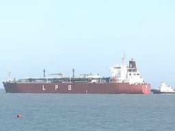 45,000 மெட்ரிக் டன் எல்பிஜி! ஹோர்முஸ் நீரிணை வழியாக குஜராத் வந்தது சிவாலிக் கப்பல்!