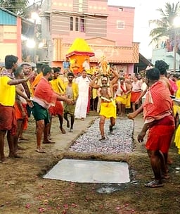 முள்ளாச்சி மாரியம்மன் கோயில் தீமிதி உற்சவம்