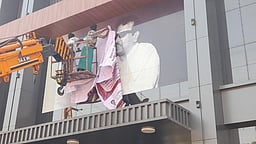 அரசியல் கட்சி படங்கள் மறைப்பு; விளம்பரங்கள் அகற்றம்