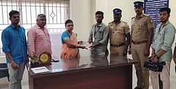 பறக்கும் படையினா் சோதனை:
ரூ.95,000 பறிமுதல்