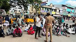 பெண் தற்கொலை: உறவினா்கள் சாலை மறியல்