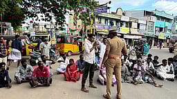 பெண் தற்கொலை: உறவினா்கள் சாலை மறியல்