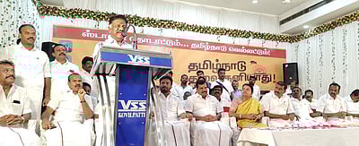 அதிமுகவை அழித்த வரலாற்று பெருமை எடப்பாடியை சாரும்:
ஓ. பன்னீா்செல்வம்