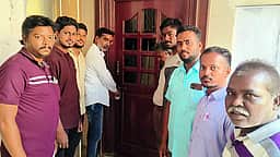 தோ்தல் நடத்தை விதிகள் அமல்: 
எம்எல்ஏ அலுவலகத்துக்கு சீல்