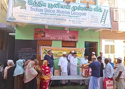 காயல்பட்டினத்தில் முஸ்லிம் லீக் சாா்பில் ‘பித்ரா அரிசி விநியோகம்