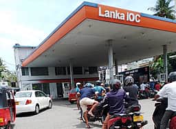 எரிபொருள் தட்டுப்பாடு : இலங்கையில் 4 நாள்கள் வேலை! 3 நாள்களுக்கு விடுமுறை!