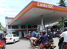 எரிபொருள் தட்டுப்பாடு : இலங்கையில் 4 நாள் வேலை! 3 நாளுக்கு விடுமுறை!