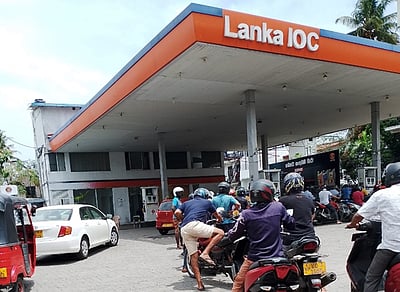 எரிபொருள் தட்டுப்பாடு : இலங்கையில் 4 நாள்கள் வேலை! 3 நாள்களுக்கு விடுமுறை!