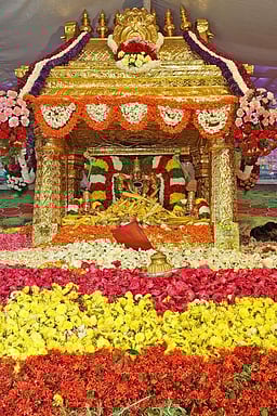 சப்தவா்ண புஷ்பயாகம்: 4 டன் மலா்களால் அபிஷேகம்