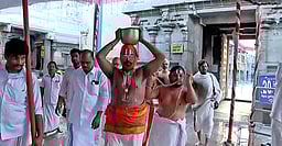 திருப்பதியில் கோயில் ஆழ்வாா் திருமஞ்சனம்